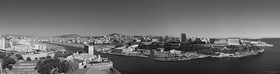 Une édition limitée MARSEILLE panoramique  du panier au Pharo 190x5O noir et blanc   , plein formatFORMAT DISPONIBLE  190 x 50cmPas de telechargement disponible.© collection P GUZIK