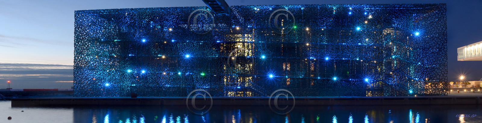 © Mucem   Architectes Rudy Ricciotti et Roland Carta - Mise en lumière : Yann Ke - photo Guzik PatrickŒuvre protégée au titre du droit d'auteur - Exploitation nécessitant une autorisation spéciale.