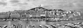 MARSEILLE PANORAMA NOIR ET BLANC CARAVELLE , plein formatFORMAT DISPONIBLE    33X95cm  20X60cm Pas de telechargement disponible.A chaque format correspond une éditions limitée spécifique .© collection P GUZIK
