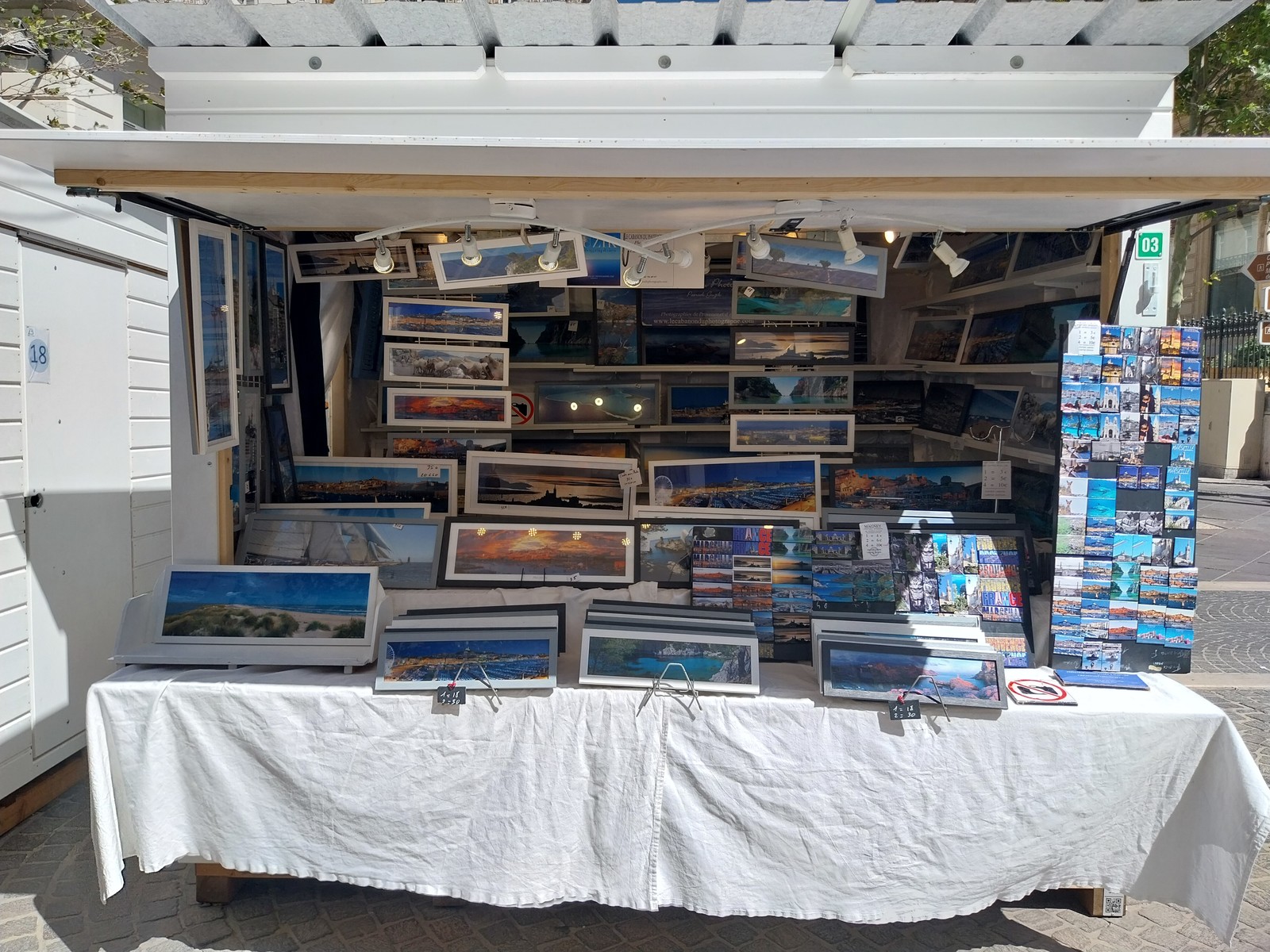 LE CABANON DU PHOTOGRAPHE SUR  LE MARCHÉ D'ÉTÉ 2024  À MARSEILLE EN BAS DE LA CANEBIÉRE,