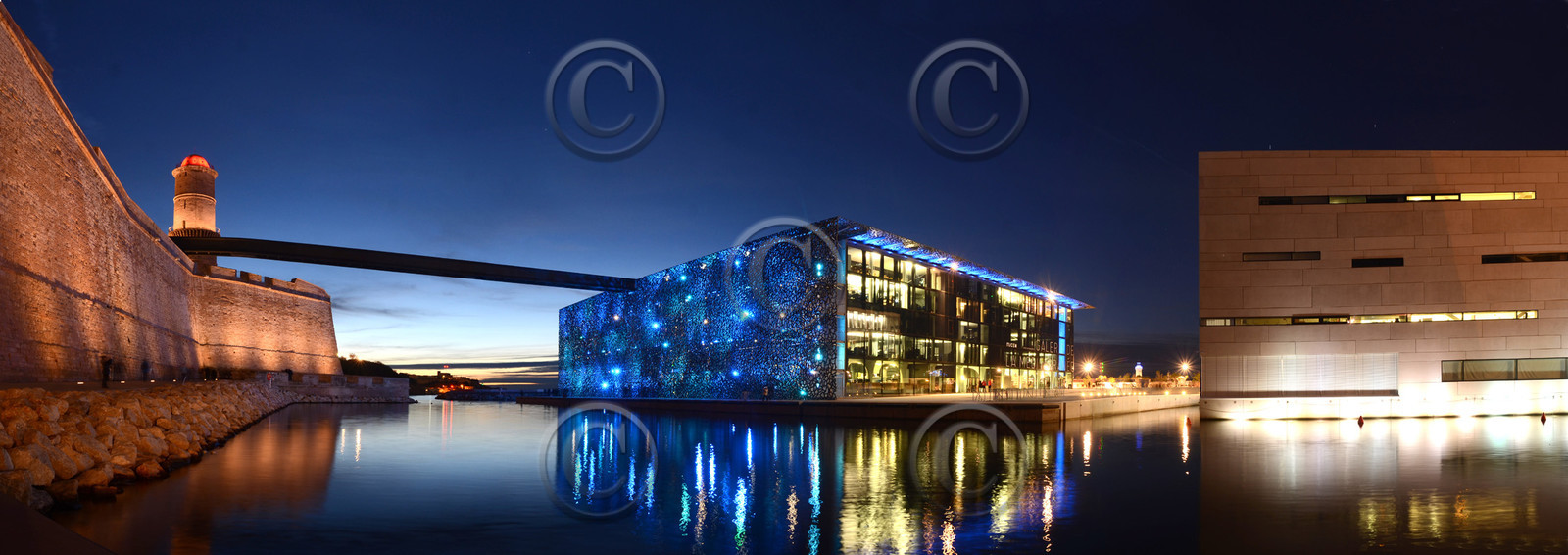 © Mucem   Architectes Rudy Ricciotti et Roland Carta - Mise en lumière : Yann Ke - photo Guzik PatrickŒuvre protégée au titre du droit d'auteur - Exploitation nécessitant une autorisation spéciale.