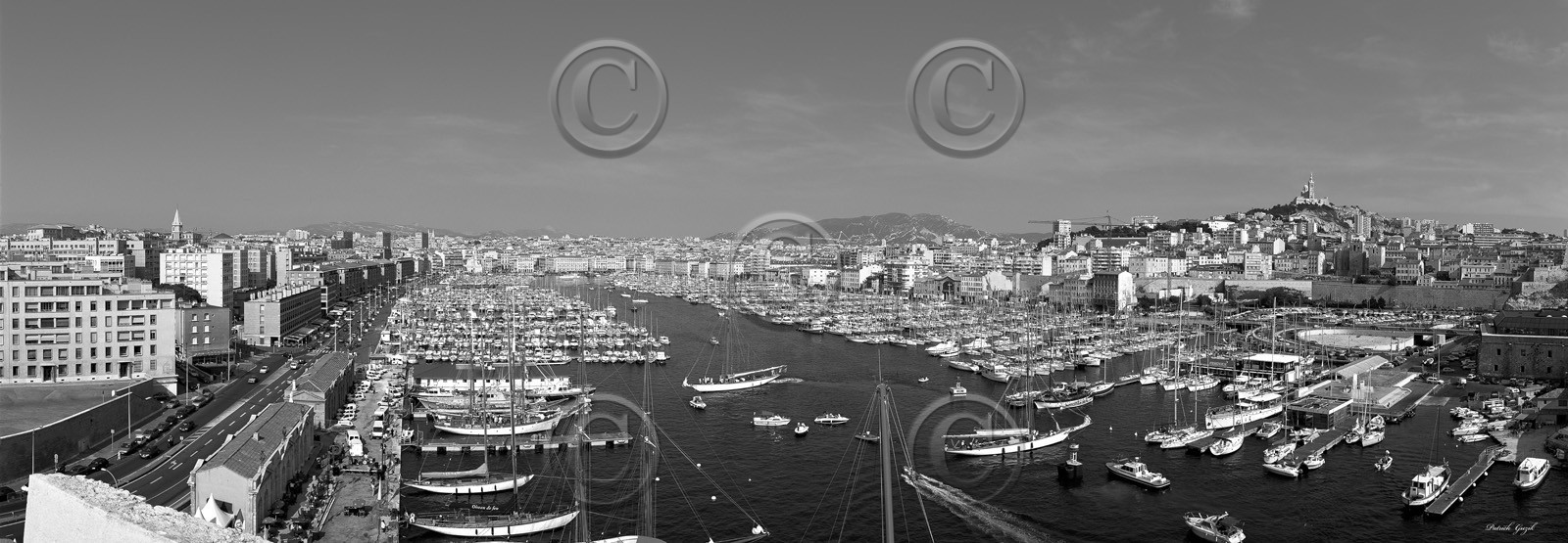 MARSEILLE DE JOUR ,VIEUX PORT VIEUX GREMANT NOIR ET BLANC, plein formatFORMAT DISPONIBLE  150X52cm  33X95cm  20X60cm Pas de telechargement disponible.A chaque format correspond une éditions limitée spécifique .© collection P GUZIK