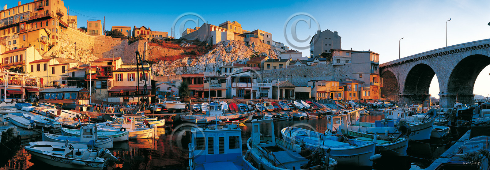 LA CALANQUE  ET LE PORT DU  VALLON DES AUFFES Marseille Provence photo panoramique couleurFORMAT DISPONIBLE  150X52cm  33X95cm ( et 20X60cm en vente direct uniquement ) XXL 200X100pas de telechargement disponible.A chaque format correspond une éditions limitée spécifique .© collection P GUZIKA titre indicatif suivant la finition, tarif encadré vente direct:150 x 52 cm 180€33   x 95 cm   99€20   x 60 cm   39€disponible en  30 X10 cm  sur stand en vente directDISPONIBLE SUIVANT STOCK -  CRÉATION JOURNALIERE  -