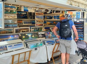 LE CABANON DU PHOTOGRAPHE SUR  LE MARCHÉ D'ÉTÉ 2024  À MARSEILLE EN BAS DE LA CANEBIÉRE,