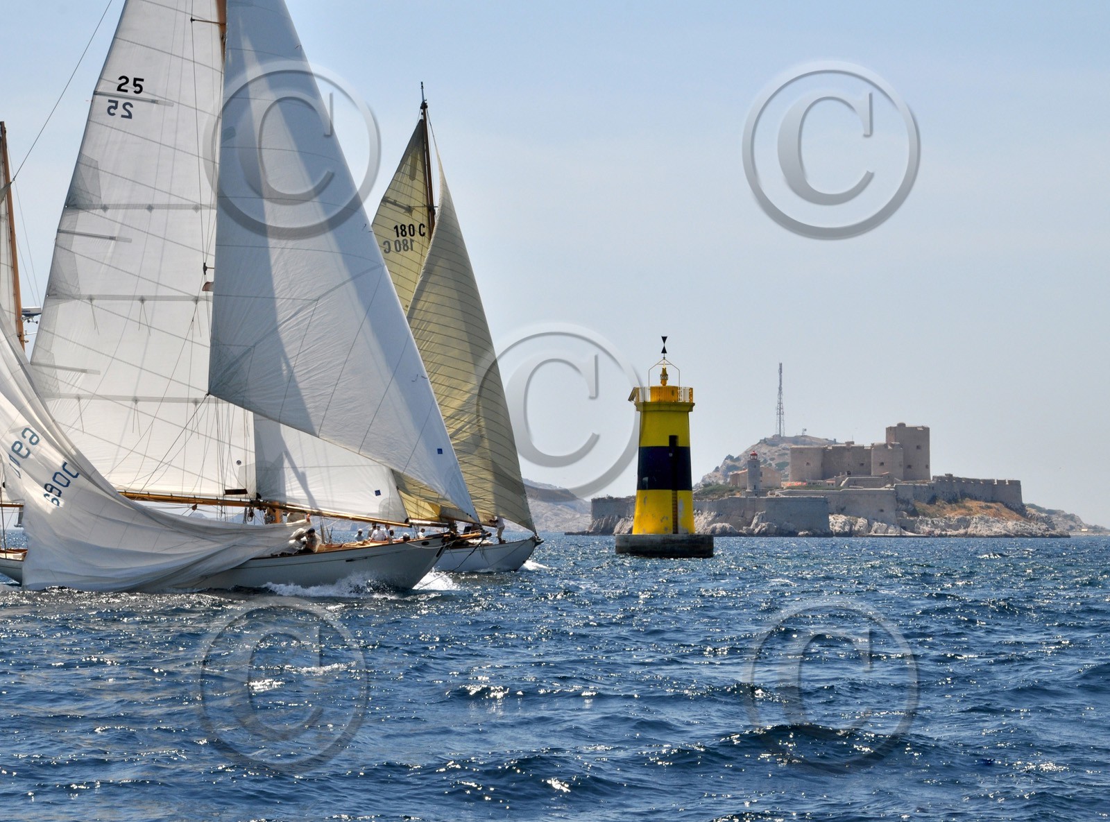 livre-2013-6voile-dans-la-rade-phare-jaune-et-chateau-d-if-guzik_0400.jpg