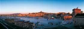 MARSEILLE VIEUX PORT SOIR ROUGE MISTRAL COUCHE DE SOLEIL   plein formatMarseille Provence photo panoramique couleurFORMAT DISPONIBLE  150X52cm  33X95cm ( et 20X60cm en vente direct uniquement ) XXL 200X100pas de telechargement disponible.A chaque format correspond une éditions limitée spécifique .© collection P GUZIKA titre indicatif suivant la finition, tarif encadré vente direct:150 x 52 cm 180€33   x 95 cm   99€20   x 60 cm   39€disponible en  30 X10 cm  sur stand en vente directDISPONIBLE SUIVANT STOCK -  CRÉATION JOURNALIERE  -