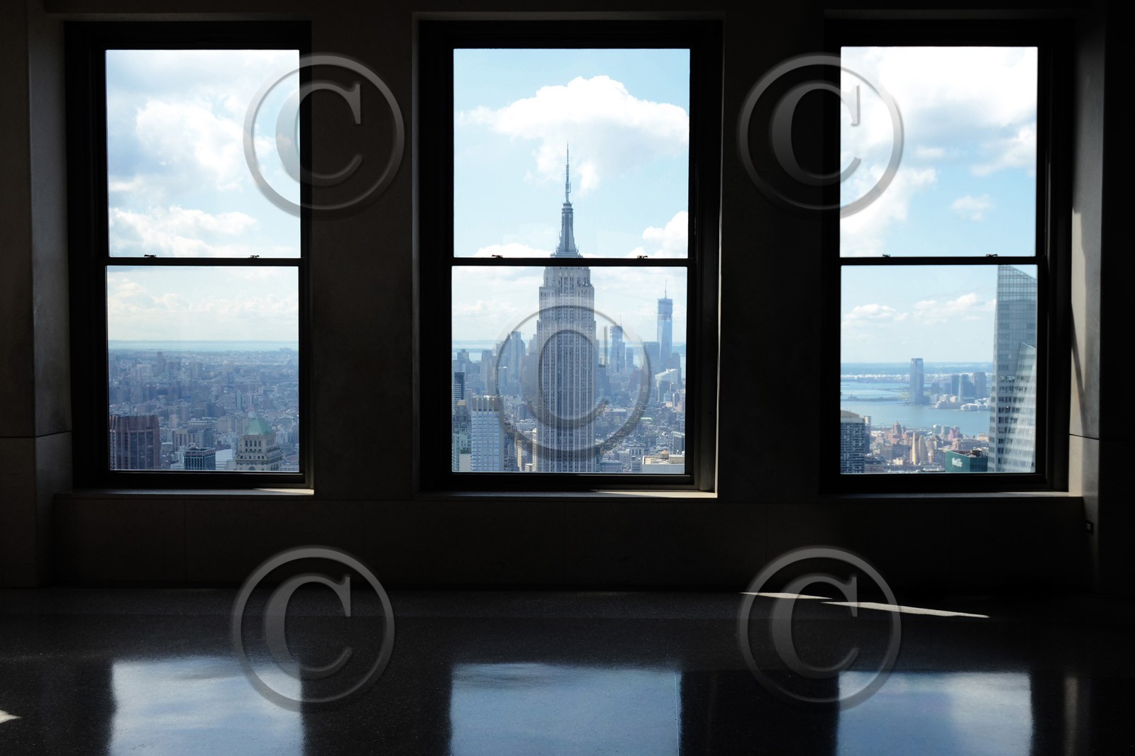 FENETRE SUR  NEW YORK CITY  MANHATTAN New york photo  couleur FORMAT DISPONIBLE 60X90CM & 50X75CMpas de telechargement disponible.A chaque format correspond une éditions limitée spécifique .© collection P GUZIKA titre indicatif suivant la finition, tarif encadré vente direct:150 x 52 cm 180€  non disponible33   x 95 cm   99€  non disponible20   x 60 cm   39€  non disponibledisponible en  30 X10 cm  sur stand en vente directDISPONIBLE SUIVANT STOCK -  CRÉATION JOURNALIERE  -