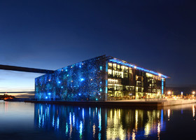 © Mucem   Architectes Rudy Ricciotti et Roland Carta - Mise en lumière : Yann Ke - photo Guzik PatrickŒuvre protégée au titre du droit d'auteur - Exploitation nécessitant une autorisation spéciale.