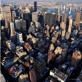 OMBRE DE L'EMPIRE STATE BUILDING SUR  NEW YORK CITY MANHATTAN  New york photo noir et blanc avec titreFORMAT DISPONIBLE  50 X 50 cmpas de telechargement disponible.A chaque format correspond une éditions limitée spécifique .© collection P GUZIKA titre indicatif suivant la finition, tarif encadré vente direct:150 x 52 cm 180€   non disponible33   x 95 cm   99€   non disponible20   x 60 cm   39€   non disponibledisponible en  30 X10 cm  sur stand en vente directDISPONIBLE SUIVANT STOCK -  CRÉATION JOURNALIERE  -
