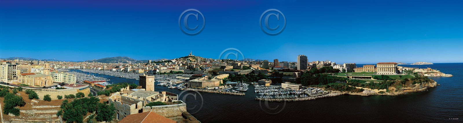 MARSEILLE VIEUX PORT  DU PANIER AU PALAIS DU PHARO   format atypique 1Marseille Provence photo panoramique couleurFORMAT DISPONIBLE  180 X 42 cm format atypique  (  vente direct uniquement ) XXLpas de telechargement disponible.A chaque format correspond une éditions limitée spécifique .© collection P GUZIKA titre indicatif suivant la finition, tarif encadré vente direct:180 x 42 cm   €DISPONIBLE SUIVANT STOCK -  CRÉATION JOURNALIERE  -
